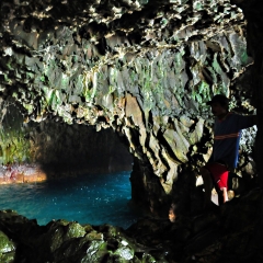 Am Lusok, ein Meer Höhle entlang der Küsten von Calayan Insel