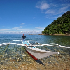 Pequeño bote outrigger para visitar las diferentes playas